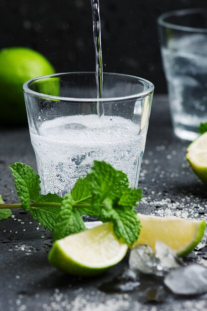 Mojito cocktail em uma broca em uma mesa rústica