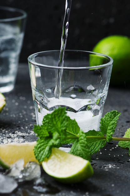 Mojito cocktail em uma broca em uma mesa rústica