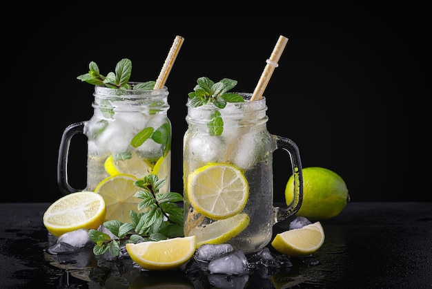 Mojito cocktail em uma broca em uma mesa rústica