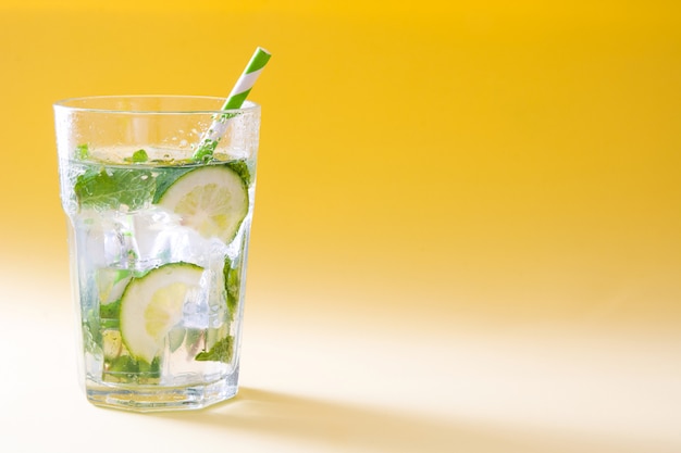 Mojito-Cocktail im Glas auf Gelb