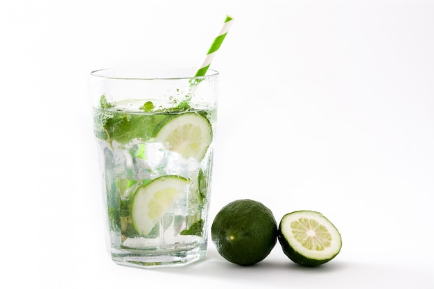 Mojito-Cocktail im Glas auf weißem Hintergrund