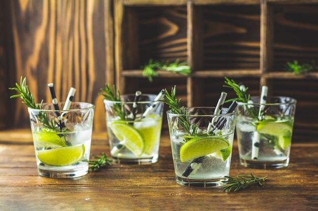 Mojito-Cocktail in einem Büro auf einer rustikalen Tabelle