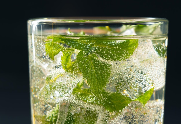 Mojito-Cocktail in einem Glas mit Eiswürfeln und Minze