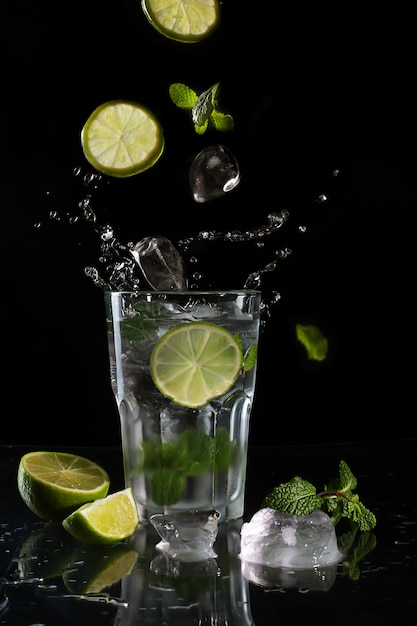 Mojito cocktail con ingredientes voladores