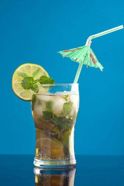 Mojito Cocktail.isoliert auf weißem Hintergrund.