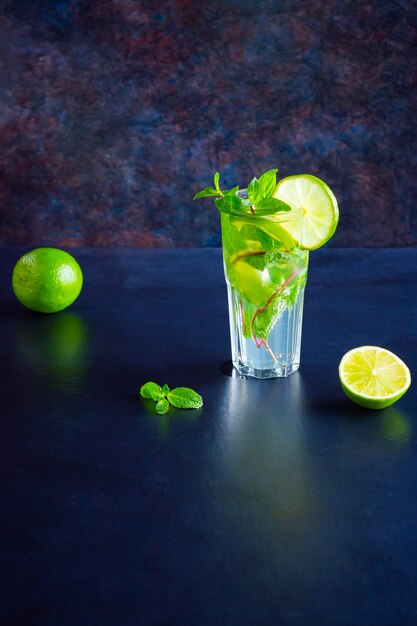 Mojito cocktail con lima y menta