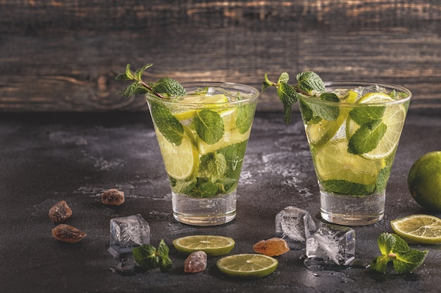 Mojito cocktail con lima y menta