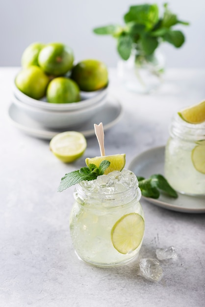 Mojito cocktail con lima