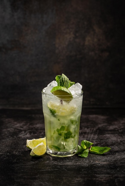 Mojito cocktail con lima