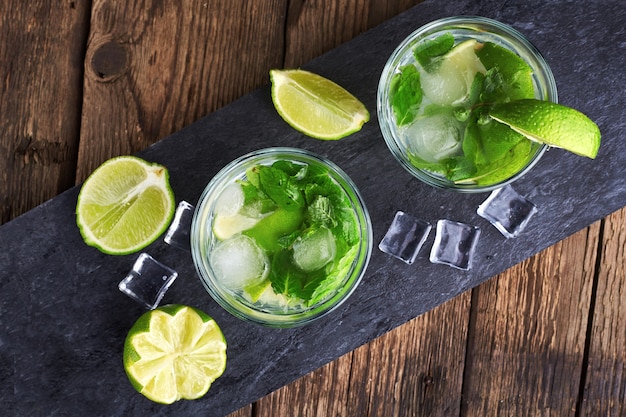 Mojito Cocktail machen. Minze, Limette, Eiszutaten und Barutensilien. Draufsicht