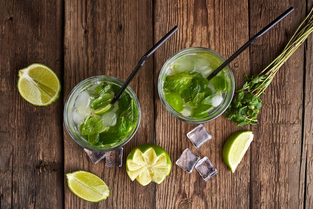 Mojito Cocktail machen. Minze, Limette, Eiszutaten und Barutensilien.