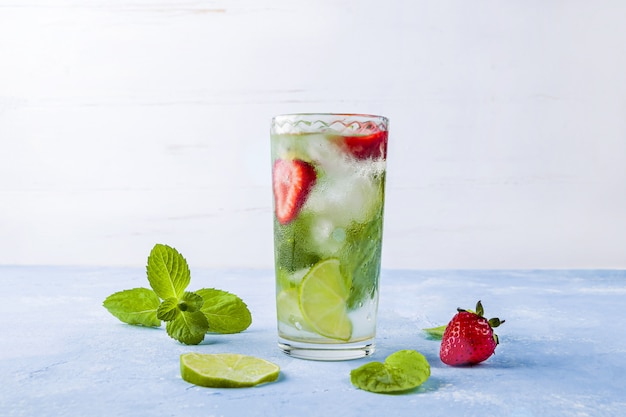 Mojito-Cocktail mit Eiswürfeln. Glas Sommerlimonade oder Eistee.