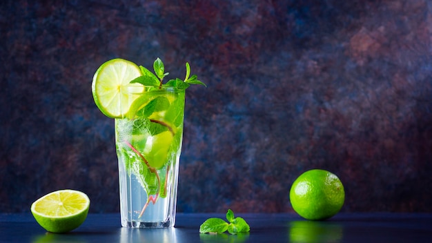 Mojito-Cocktail mit Limette und Minze. Frischer Mojito im Glas. Speicherplatz kopieren