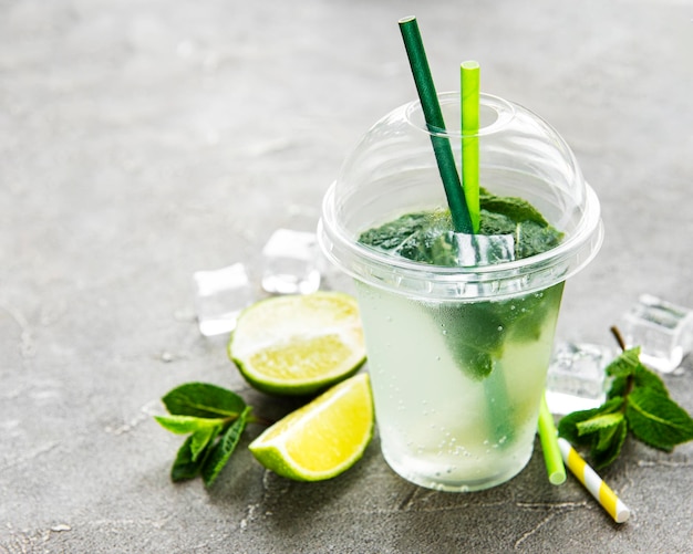 Mojito-Cocktail mit Limette und Minze