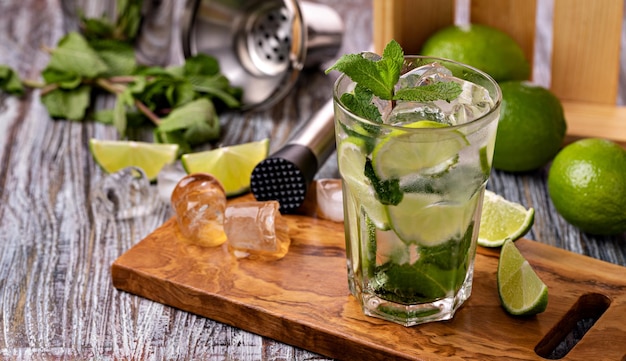 Mojito-Cocktail mit Limettenminze und Eis