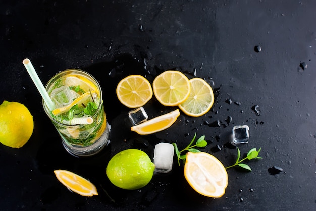 Mojito Cocktail mit Zitronen, Limetten und Minze