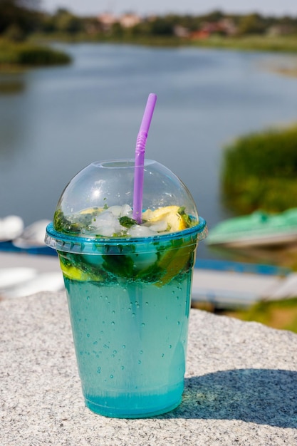 Mojito-Cocktail mit Zitroneneis und Minzblättern auf einem Flusshintergrund