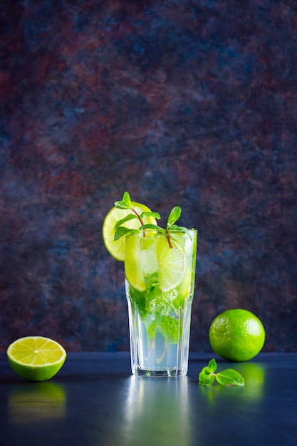 Mojito cocktail. mojito fresco em um fundo escuro. copie o espaço