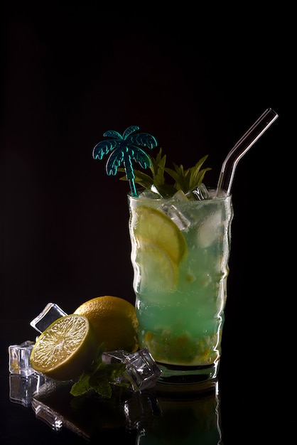 Mojito cocktail no bar. Mojito cocktail sobre fundo preto. Coquetel Mojito na boate