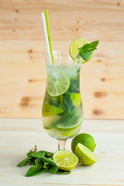 Mojito cocktail sobre fondo de madera