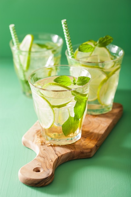 Mojito-Cocktail und Zutaten über grünem Hintergrund