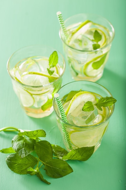 Mojito-Cocktail und Zutaten über grünem Hintergrund