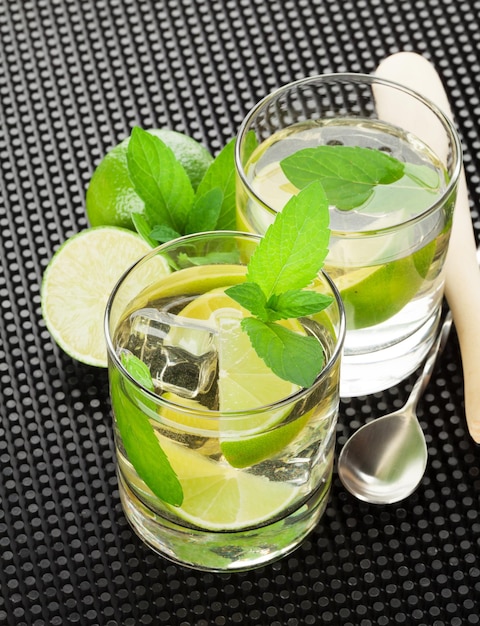 Mojito-Cocktail und Zutaten