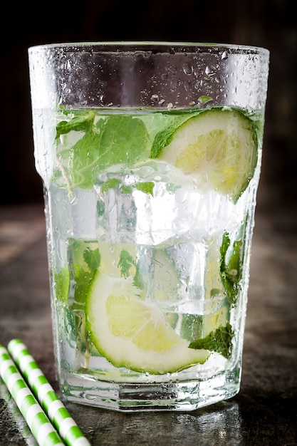 Mojito cocktail en vaso sobre madera