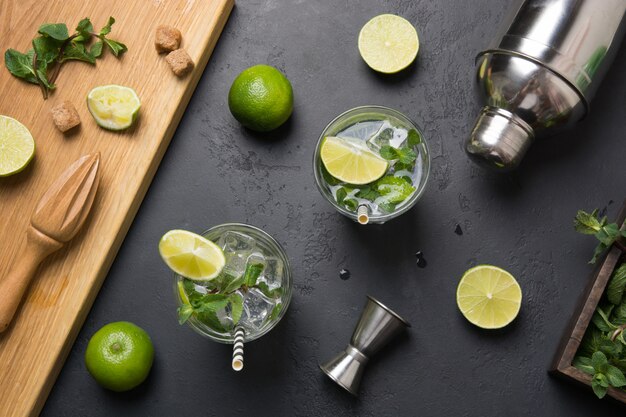 Mojito Cocktail Zutaten auf schwarzem Tisch. Sicht von oben.