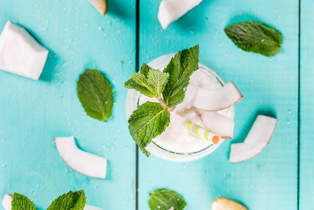 Mojito de coco congelado con lima y menta