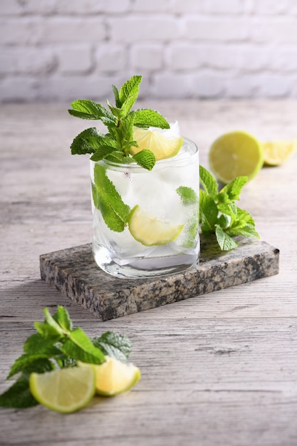 Mojito cóctel alcohólico de verano refrescante con hielo, menta fresca y lima