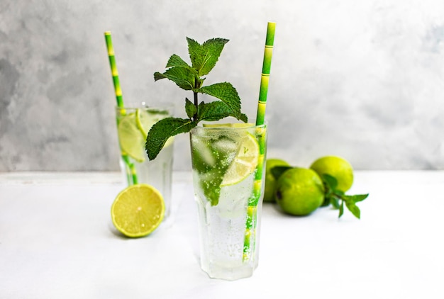 Mojito cóctel refrescante de verano con limón helado y menta