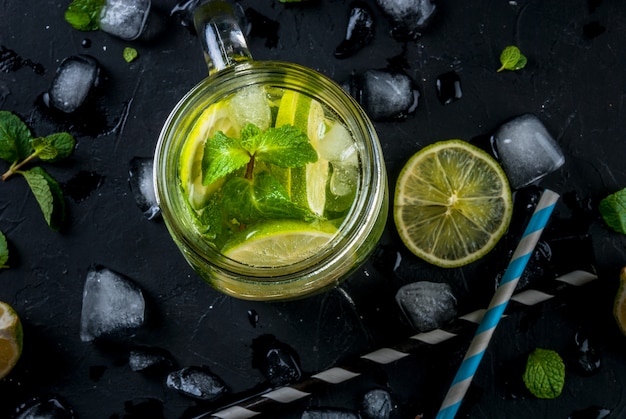 Mojito com limão em um frasco de vidro