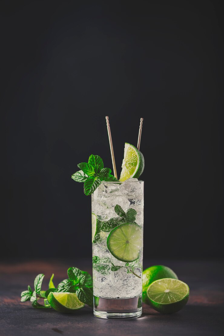 Foto mojito com limão, hortelã e gelo