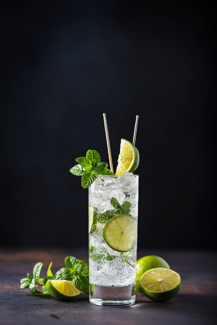 Foto mojito com limão, hortelã e gelo