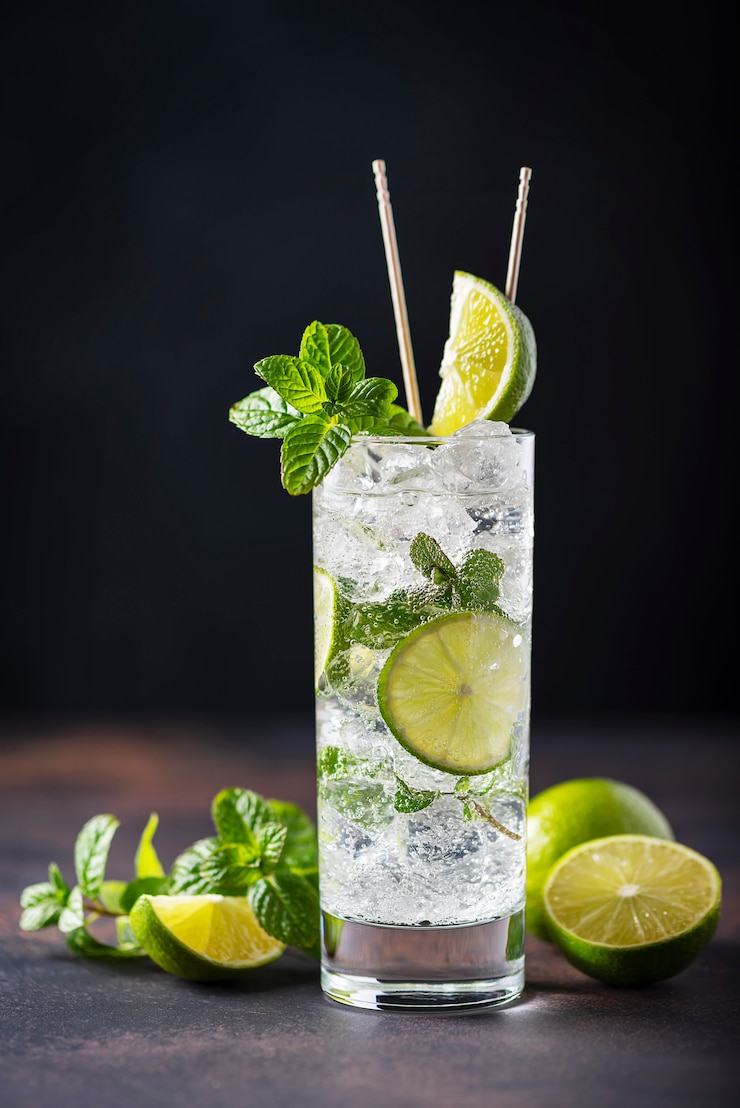 Foto mojito com limão, hortelã e gelo