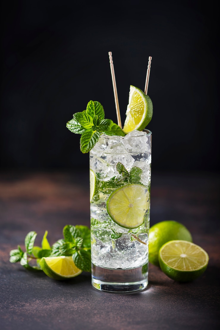 Foto mojito com limão, hortelã e gelo