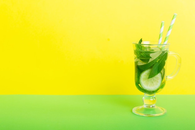 Mojito coquetel refrescante de verão com gelo e hortelã coquetel de mojito com limão e hortelã em um copo alto com um palito