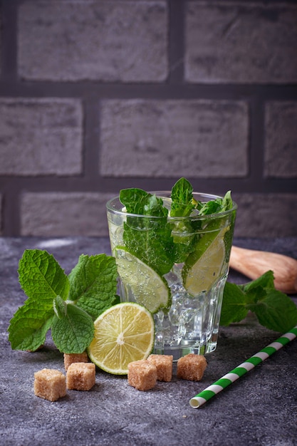 Mojito de bebida de verão com rum, hortelã, gelo e limão