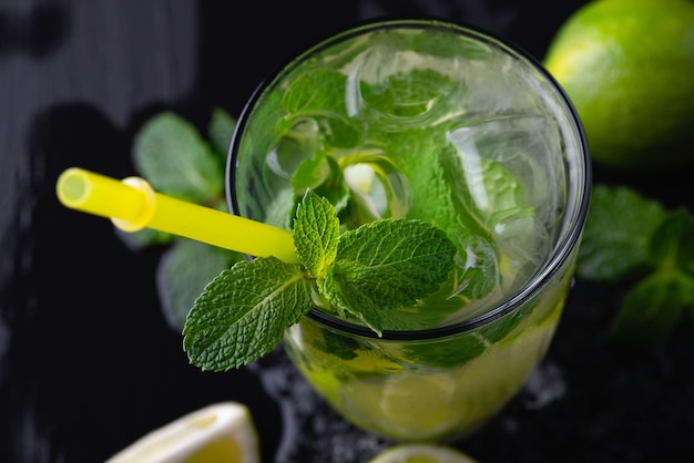 Mojito de coquetel alcoólico de verão refrescante com hortelã fresca e limão