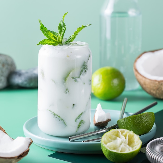 Mojito de coquetel caribenho tropical com creme de coco e seltzer duro