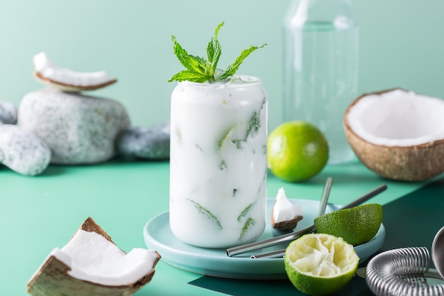 Mojito de coquetel caribenho tropical com creme de coco e seltzer duro