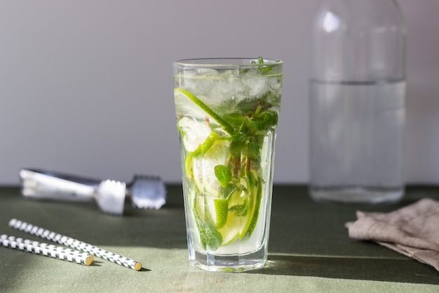 Mojito de coquetel com limão, hortelã e gelo. Receita. Álcool. Bebida de verão.