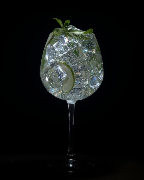 Foto mojito de luxo em um copo grande sobre fundo preto um coquetel alcoólico em um restaurante chique