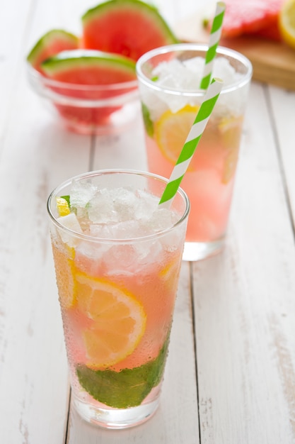 Mojito de melancia fresca na mesa de madeira branca