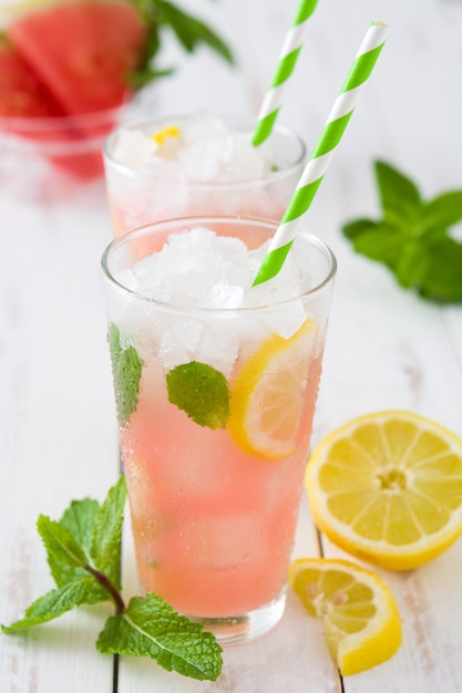 Mojito de melancia fresca na mesa de madeira branca