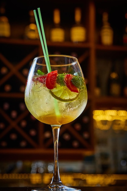 Mojito de morango Bebida refrescante de verão com frutas, limão e hortelã