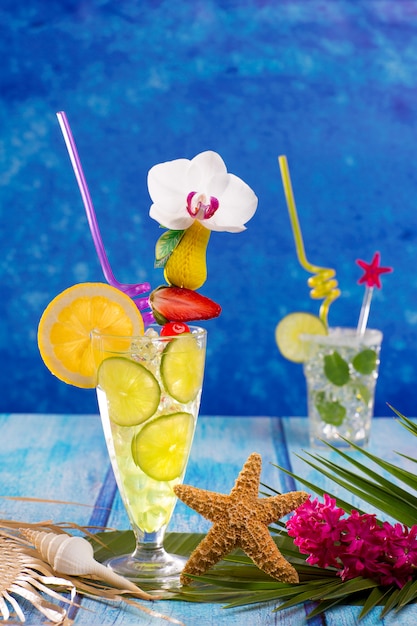 Mojito e limão limão cocktails em madeira tropical azul