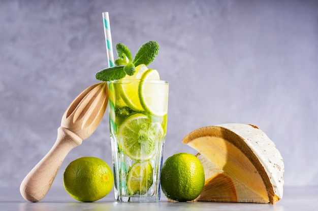 Mojito em copo com limão, hortelã fresca e gelo