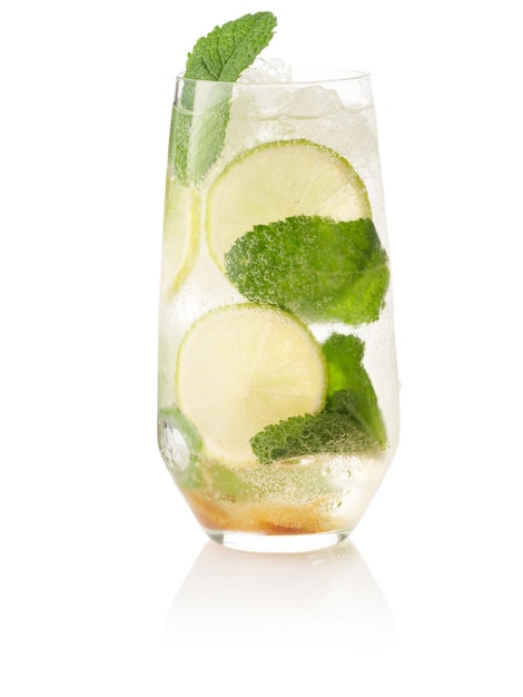 Mojito em um copo em um fundo branco isolado